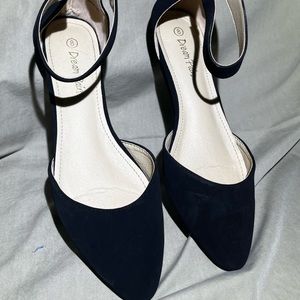 Womens Dream Pairs flats, size 8.